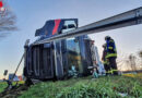 D: Mit Bierfässern beladener Sattelschlepper liegt bei Werne quer über die Autobahn