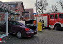 D: Von Bremse gerutscht und samt dem Auto ins Schaufenster der Post