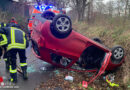 D: Frau in Hesel per Spineboard aus am Dach liegenden Auto gerettet