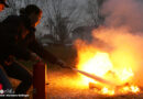 Tirol: Kalb setzt mit Wärmelampe Gehege in Kramsach in Brand → tot