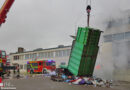 D: Restmüllcontainer brennt im Bereich der Laderampe eines Warenhauses in Bremerhaven