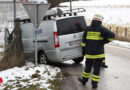 Oö: Auto bei Verkehrsunfall in Buchkirchen im Zaun eines Obstgartens gelandet