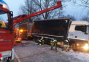 Oö: Umsturzgefährdeter Lkw auf der B 142 in Mauerkirchen