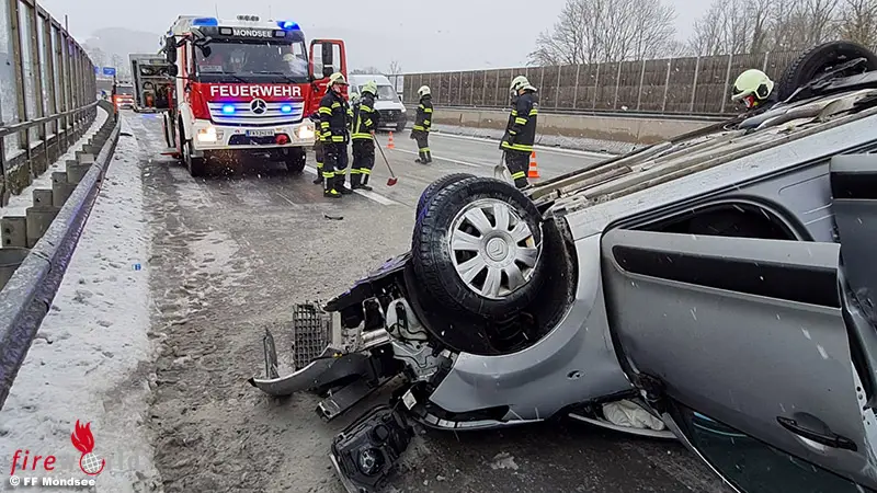 Oö: Pkw-Überschlag auf der Westautobahn bei Mondsee - Fireworld.at