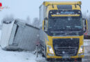 Oö: Lkw-Anhänger bei winterlichen Bedingungen auf Voralpenstraße bei Sattledt umgestürzt