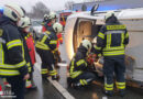 D: Lenker nach Unfall bei Sprockhövel aus seitlich liegendem Kleintransporter befreit