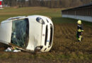 Nö: Auto bleibt nach Unfall bei Ernsthofen auf Fahrerseite liegen