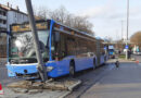 Bayern: Busfahrer wird bewusstlos, Fuß klemmt am Gaspedal → Fahrzeug kracht gegen Laternenmast