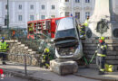 Oö: Autolenker durchbricht 120 Jahre altes Denkmal in Lambach → Gas und Bremse verwechselt