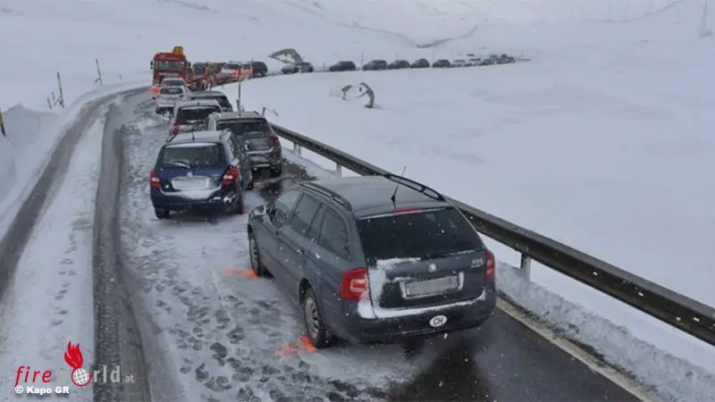 Schweiz Schlechte Sicht Durch Von Wind Durch Schneeschleuder Verschleudertem Schnee Unfall Mit 6 Fahrzeugen 3 Verletzte Fireworld At