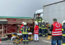 Oö: Lkw-Lenker-Rettung nach Verkehrsunfall auf der Umfahrung Enns → Anhänger kracht in Lastwagen