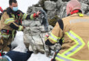 Schweiz: Schneeschuhwanderin unter schwerem Felsblock eingeklemmt → Feuerwehr eingeflogen