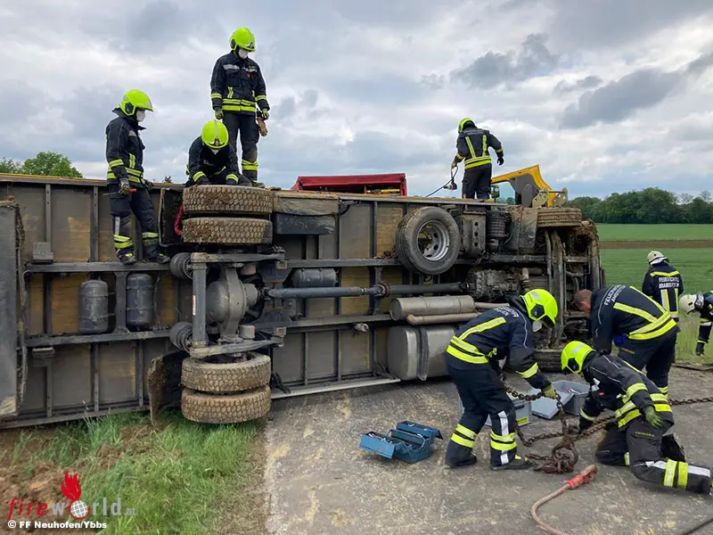 No Umgesturzter Traktor Samt Anhanger Blockiert Landstrasse Lkw Unfall In Neuhofen An Der Ybbs Fireworld At