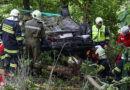 Oö: Person nach Pkw-Unfall auf B 129 in Hinzenbach im am Dach liegenden Auto eingeklemmt