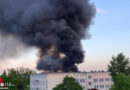 D: Lagerhalle in Berlin in Vollbrand, drei weitere brennen am Dach