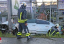 Oö: Auto steckt in Leonding-Hart in Leuchtreklametafel