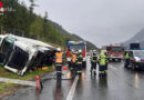 Stmk: Sattelschlepper auf A 9 zwischen Traboch und Kammern zur Seite gekippt → Lenker über Windschutzscheibe befreit