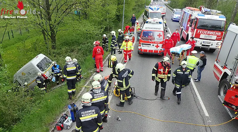 Nö: Kastenwagenfahrer Lenkt Nach Links Und Prallt Auf B 18 In Lkw → Ein 