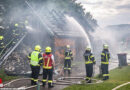 Oö: Schwierige Wasserversorgung bei brennender Holzhütte in Hartkirchen