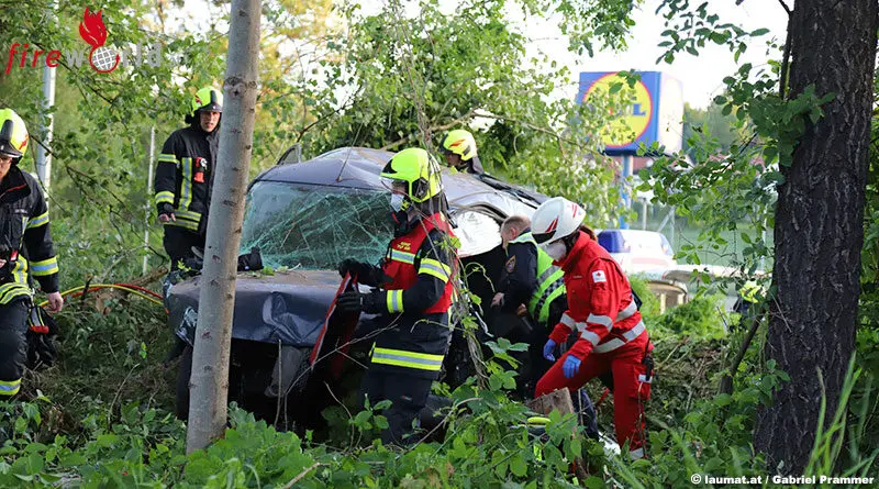 Lenker nach schwerem Verkehrsunfall im Unfallwrack eingeklemmt