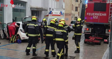 Hybridfahrzeug nach Unfall von der Feuerwehr geborgen