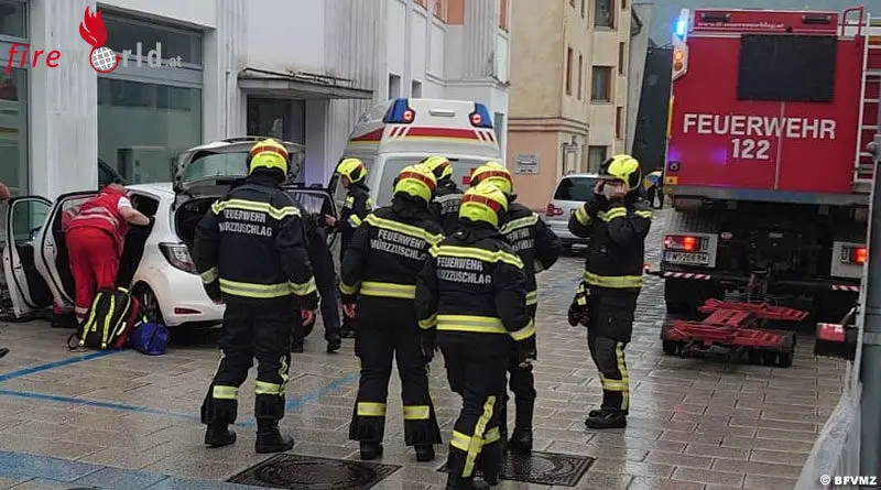 Hybridfahrzeug nach Unfall von der Feuerwehr geborgen