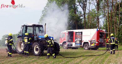 Traktor bei der Feldarbeit in Brand geraten