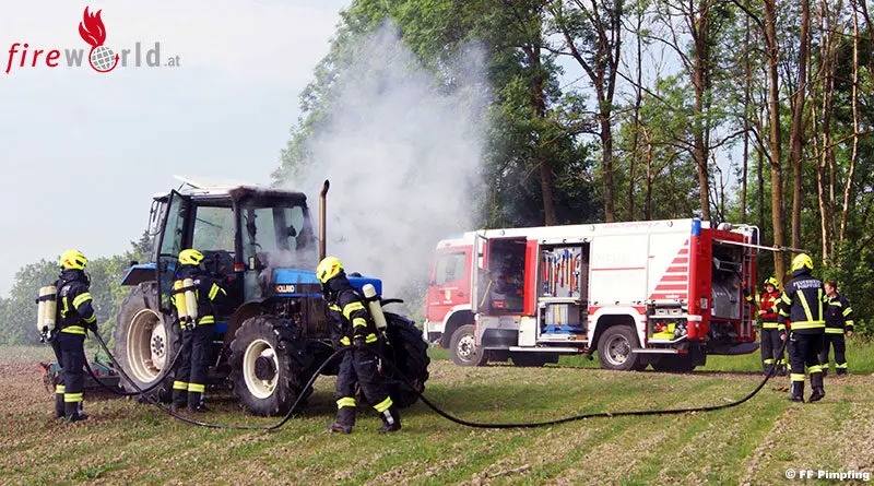 Traktor bei der Feldarbeit in Brand geraten