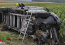 Nö: Lkw liegt nach Kollision mit Baum bei Großwetzdorf im Maisfeld