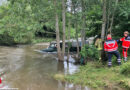 D: Mit Defender-Geländewagen durchs Hochwasser → mitgerissen, Personen eingeschlossen