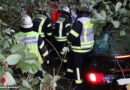 D: Pkw landet in Böschung → Fahrer eingeklemmt und durch Feuerwehr in Schiffdorf befreit