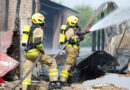 D: Feuer zerstört Scheune auf ehemaligem landwirtschaftlichen Hof in Achterwehr