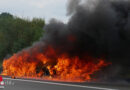 D: Auto auf der A 1 bei Heidenau lichterloh in Flammen