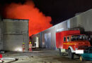 D: Nächtlicher Industriehallen-Großbrand in Weeze