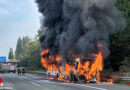 D: Gelenkbus auf der A 46 in Neuss in Vollbrand