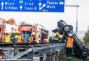 Oö: Pkw liegt auf A 1 bei Allhaming auf Leitschiene → mehrere Bergegeräte im Einsatz