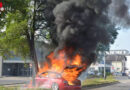 Schweiz: Lenkerin kracht in Frauenfeld gegen parkende Autos und Baum → Pkw in Flammen