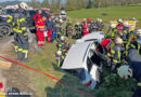 Oö: Eingeklemmter Lenker bei Kreuzungszusammenstoß vor dem Feuerwehrhaus Zell am Moos