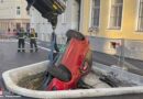 Wien: Auto im 16. Bezirk aus Baugrube für Baum geborgen