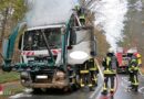 D: Müllpressfahrzeug mit Altpapier brennt auf Landstraße in Celle