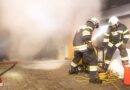 Stmk: Feuerwehrmann bekämpft am Weg zum Feuerwehrhaus Garagenbrand in Wies