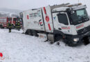 Oö: Bergung 3-Achs-Lkw aus weichem Bankett in Ungenach