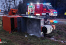 Oö: Schneeräum­fahrzeug kam in Garsten von Straße ab und kippte um