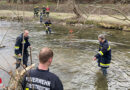 Nö: Pkw in Fluss → aufwendige Fahrzeugbergung aus der Triesting in St. Veit