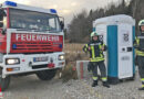 Nö: FF Weistrach wird zu umgefallenen Baustellen-WC gerufen → blaue Flüssigkeit tritt aus …