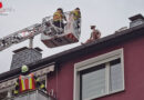 D: Feuerwehr in Essen holt Leichtbekleideten vom Dach