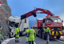 Schweiz: Lkw prallt auf der Axenstraße gegen Felswand und hat Glück im Unglück