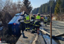 Ktn: Personenrettung aus seitlich in Bachbett liegendem Fahrzeug auf der B 111 in Hermagor