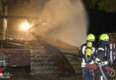 D: Brand mehrerer Müllcontainer gfreift auf Holzkonstruktion an der Zellerschule in Nagold über