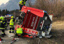 Ktn: Feuerwehr-Tanklöschfahrzeug kippt nach Schleudervorgang bei Einsatzfahrt auf der B 111 um